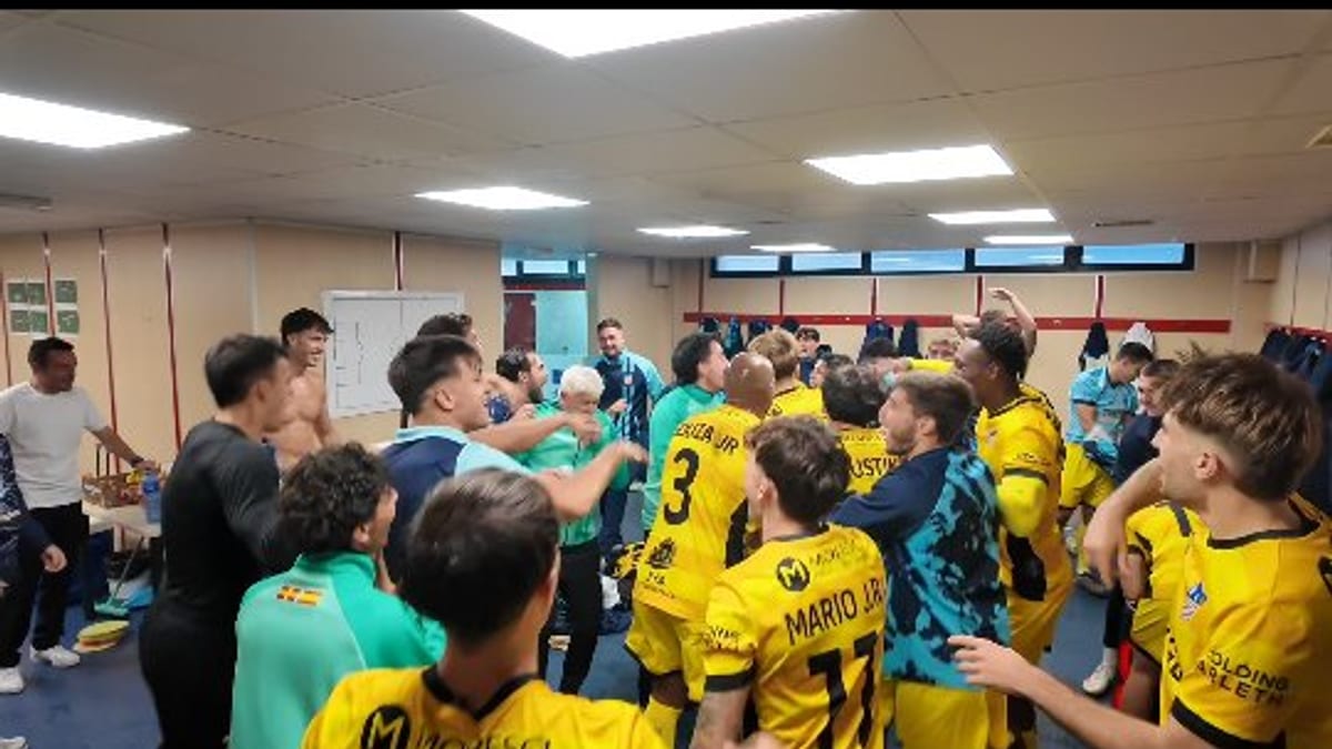 Grupo de jugadores del CD Navalcarnero en uniforme amarillo en el vestuario previo a la jornada 8 frente al Numancia