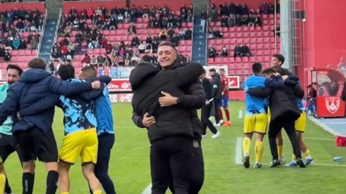 Momento del partido entre CD Navalcarnero y Numancia en el estadio Los Pajaritos con resultado final 2-3