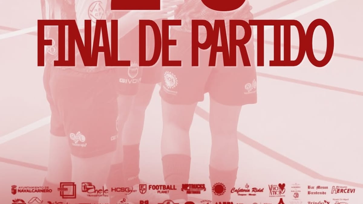 Jugadores del CD Navalcarnero celebrando la victoria en partido de Segunda División