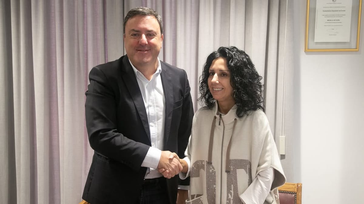 Acto de firma del acuerdo entre representantes de la Diputación de A Coruña y el Concello de Cee para la creación del Certame Literario Batallón da Costa da Morte