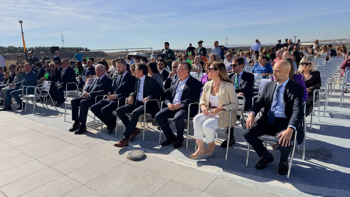 Autoridades y vecinos de Illescas en la celebración de la Virgen del Pilar en el Puesto Principal de la Guardia Civil