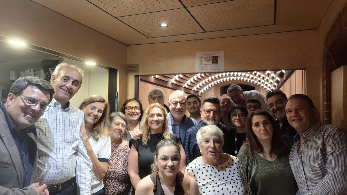 Grupo de personas posando en la Casa de la Comunidad Valenciana en La Rioja durante la celebración del Día de la Comunidad Valenciana