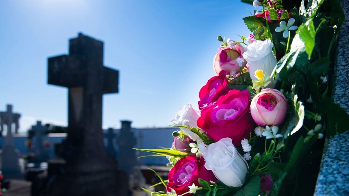 Cartel informativo Día de Todos los Santos Sevilla la Nueva horario cementerio misas parroquia responso