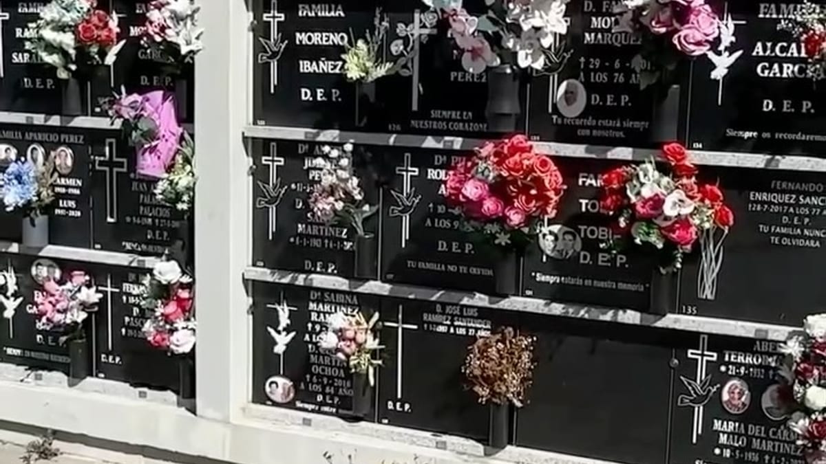 Lápidas y nichos del cementerio municipal de Logroño con inscripciones de familias fallecidas