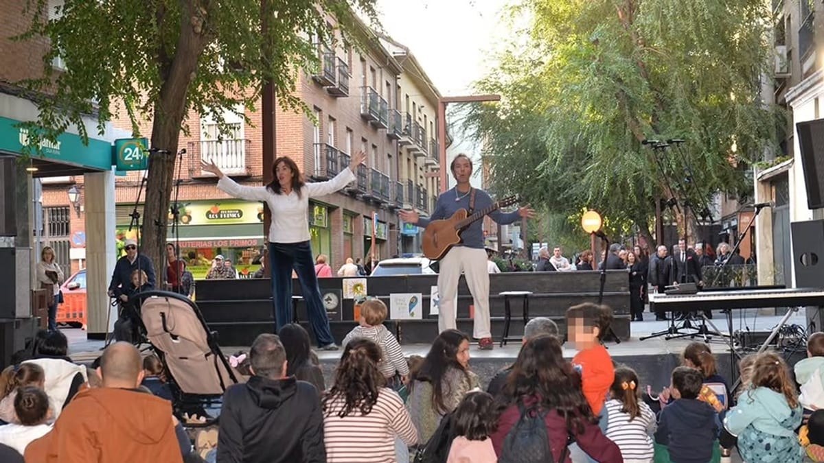 Celebración del 40 aniversario del Centro Cultural Juan Prado con público, cuentos, danza y actuación de la Asociación Coral Villa de Valdemoro