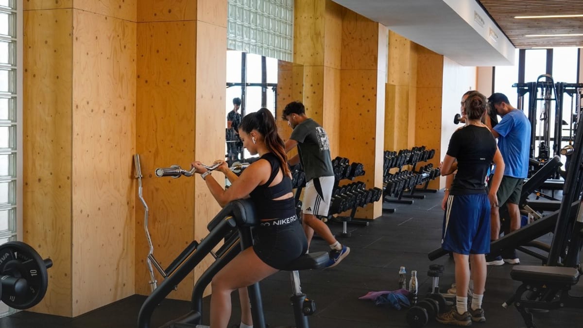 Fachada del nuevo Centre Esportiu Municipal La Sagrera en Barcelona