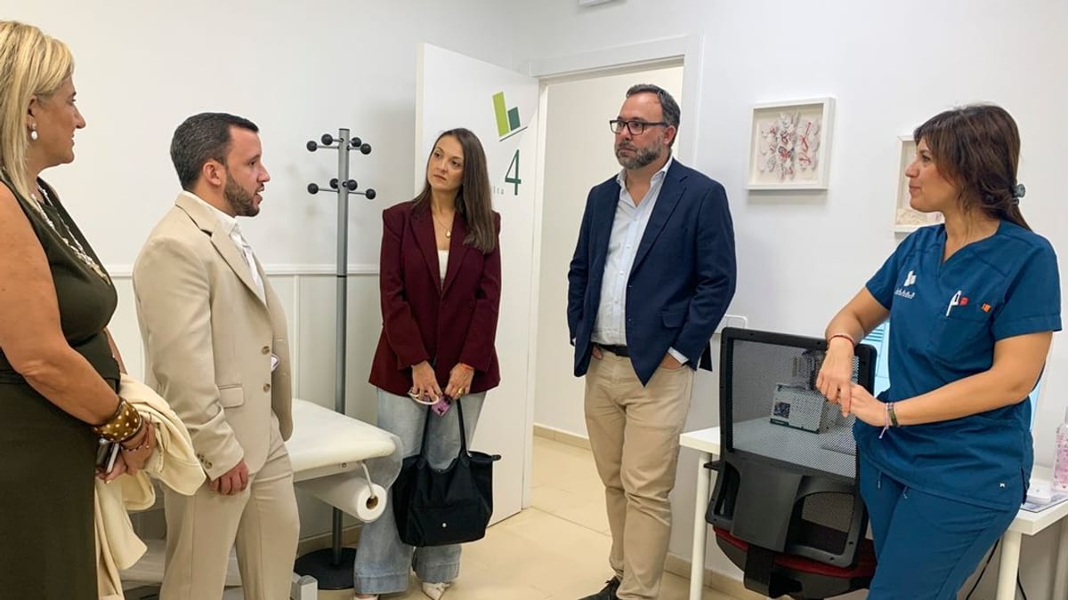 El alcalde Javier Navarro visita las instalaciones de Centro Médico Lámar en Tomelloso