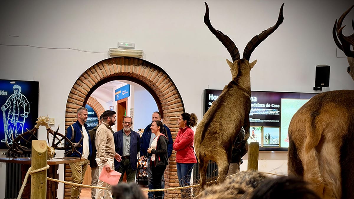Fina Martínez, consejera de Sostenibilidad y Medio Ambiente, visitando el centro de visitantes Torre del Vinagre en el Parque Natural Sierras de Cazorla, Segura y Las Villas