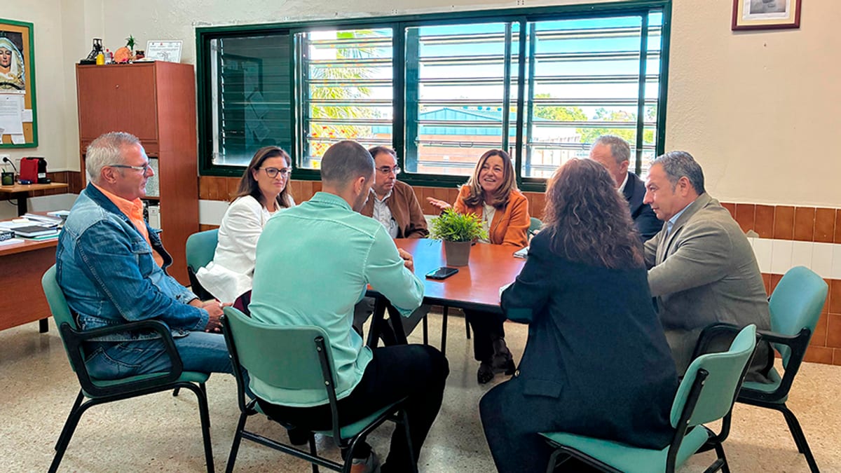 Reunión de responsables de la Consejería de Educación con docentes alrededor de una mesa