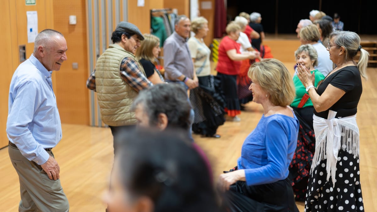 Actividades en el Centro de Vida Activa Pajarillos de Valladolid, con usuarios participando en talleres