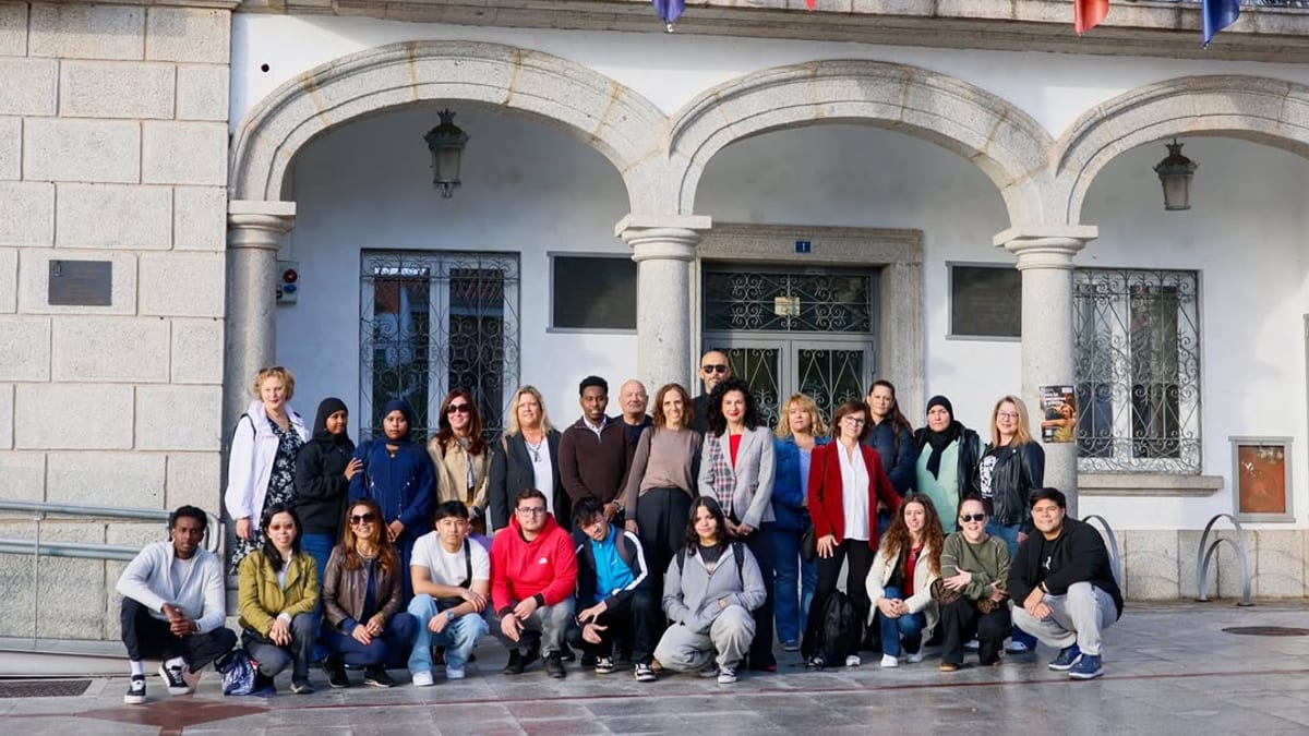 Docentes y estudiantes de Italia y Finlandia visitando el CEPA de Colmenar Viejo en su 40 aniversario, junto con la concejala de Educación Lorena Colmenarejo