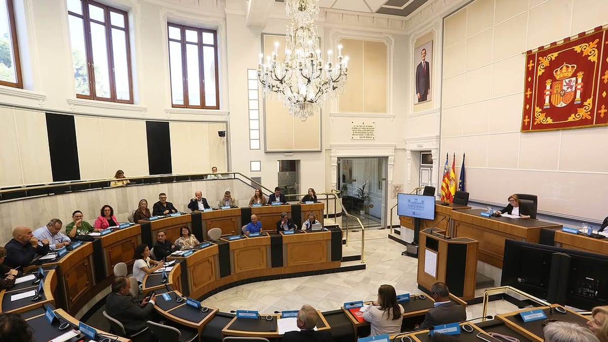 Sesión ordinaria del CESPA en el hemiciclo de la Diputación de Alicante con representantes de UGT, CCOO y CEV