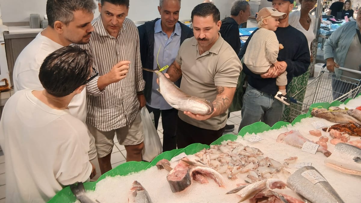 Grupo de chefs visitando el Mercat Nou de Eivissa en la iniciativa Estrellas contra el Cáncer
