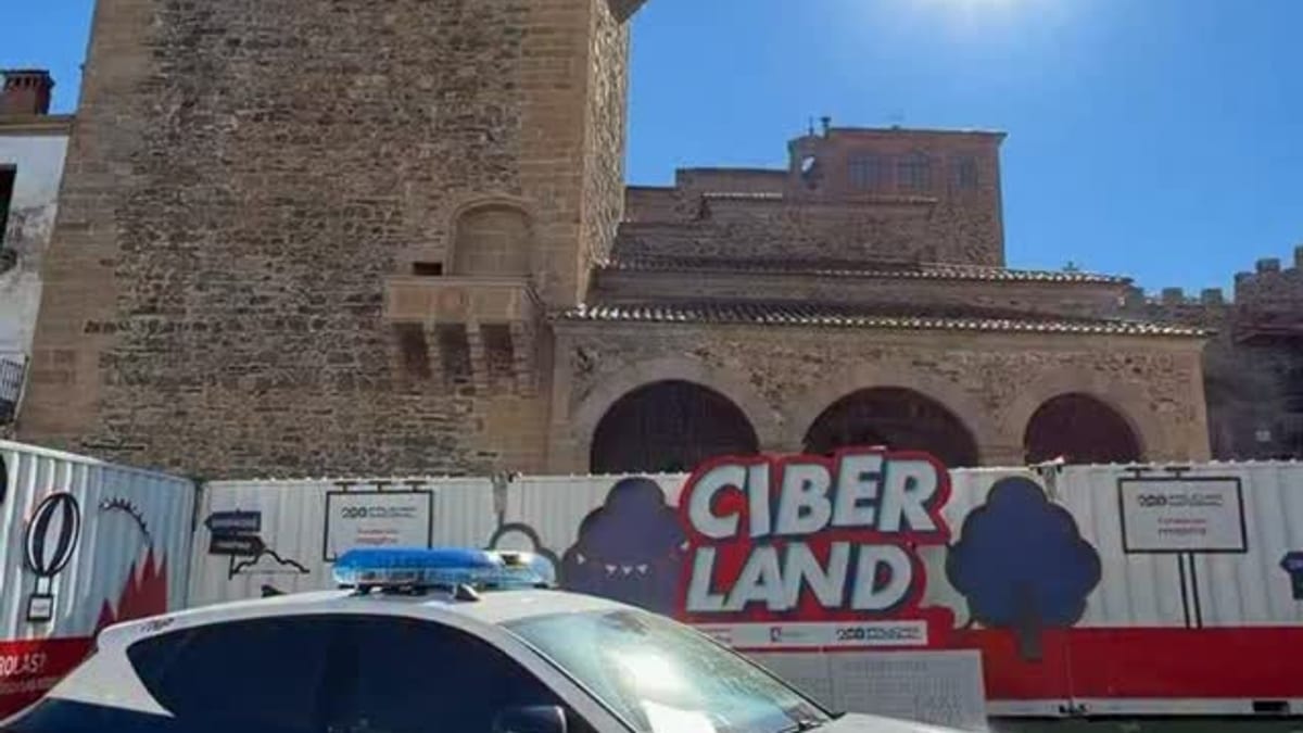 Cartel de Ciberland, iniciativa de ciberseguridad de Policía Nacional y FMAPFRE en la Plaza Mayor de Cáceres