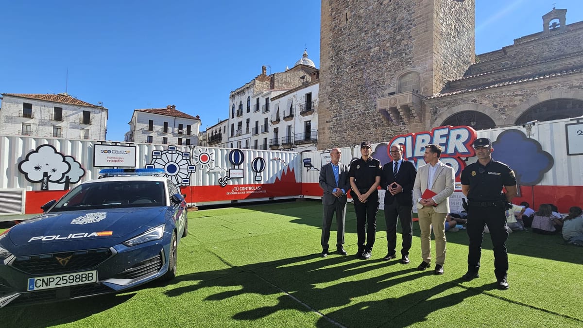 Cartel informativo de Ciberland con logo de Policía Nacional en la Plaza Mayor de Cáceres
