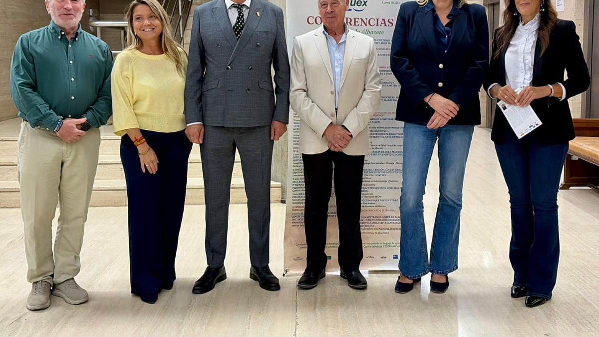La concejala Lucrecia Rodríguez de Vera asiste a la conferencia inaugural del ciclo 'Engrandeciendo Albacete' de Aluex