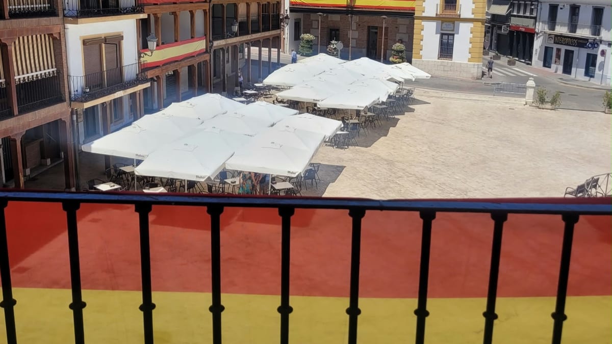 Publicación del Ayuntamiento de Ciempozuelos felicitando el Día de la Fiesta Nacional con la bandera de España