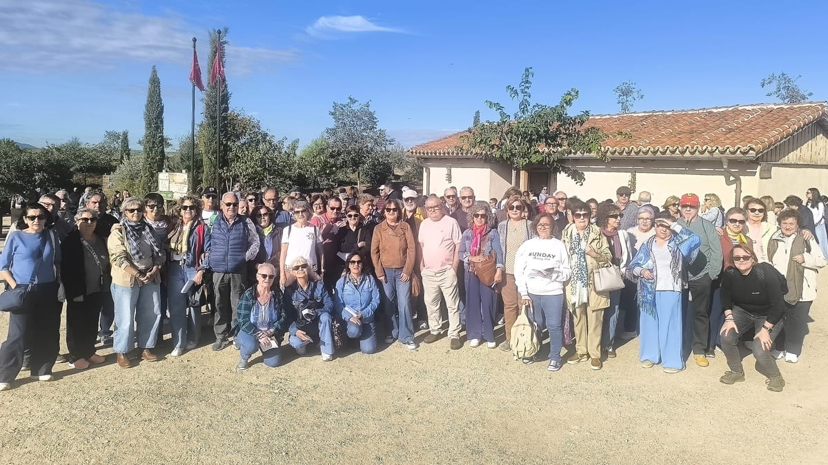 Grupo de personas mayores de Ciempozuelos en el parque temático Puy du Fou durante la visita de cierre del Día del Mayor 2026