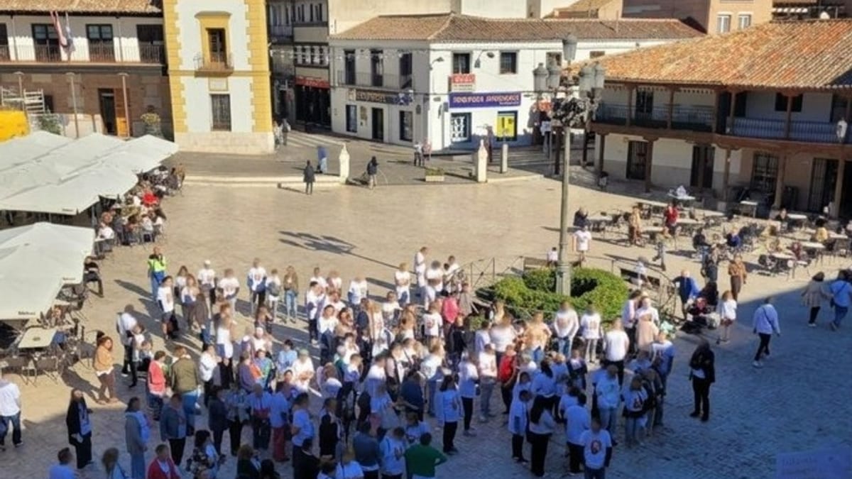 Grupo de vecinos en la plaza de la Constitución durante la marcha por la Salud Mental de la Fundación Hospitalaria Ciempozuelos Benito Menni