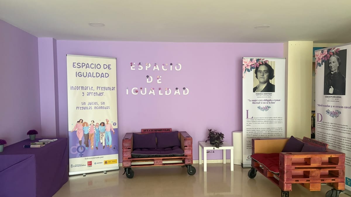 Cartel del Espacio de Igualdad de Ciempozuelos con información sobre los servicios