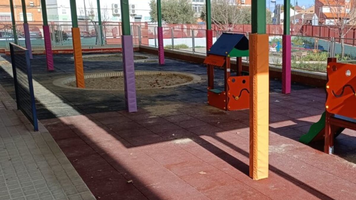 Niños y niñas participan en actividades de patios abiertos en un colegio de Ciempozuelos