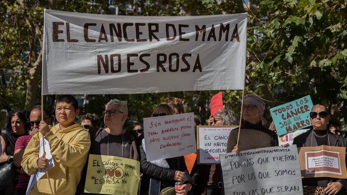 Cartel del Ayuntamiento de Ciempozuelos contra el cáncer de mama con mensaje de rechazo al color rosa y reivindicación de investigación