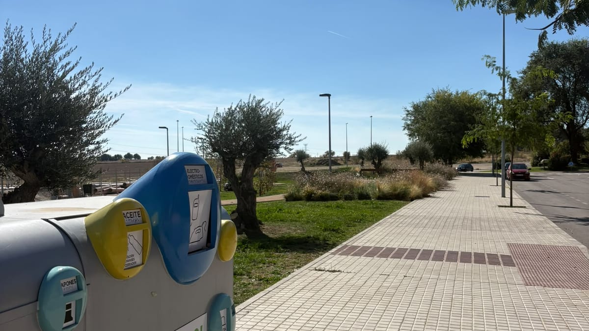 Mini contenedores de reciclaje para separación de residuos en el hogar