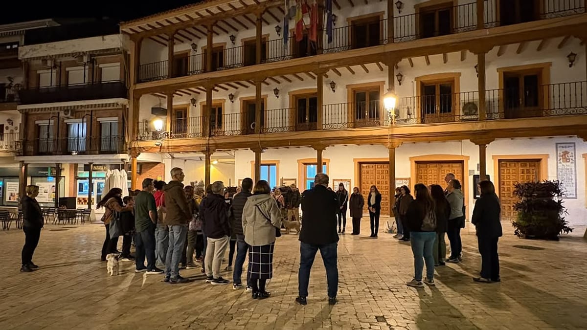 Grupo de personas reunidas en la plaza del Ayuntamiento de Ciempozuelos durante el minuto de silencio en recuerdo de las víctimas del accidente ferroviario
