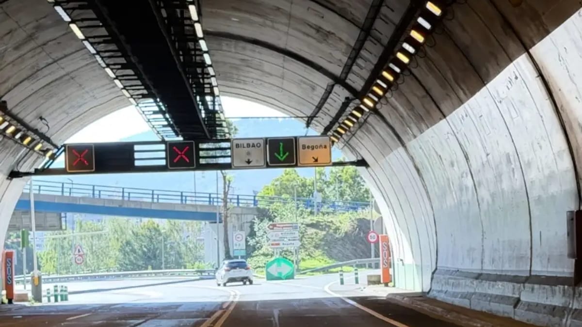 Cartel informativo de la Diputación de Vizcaya sobre el cierre del túnel La Salve-Txorierri de Artxanda