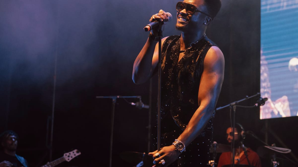 Cimafunk actúa en el evento Hispanidad 2026 de la Comunidad de Madrid, presentando una fusión de música cubana y ritmos afrolatinos