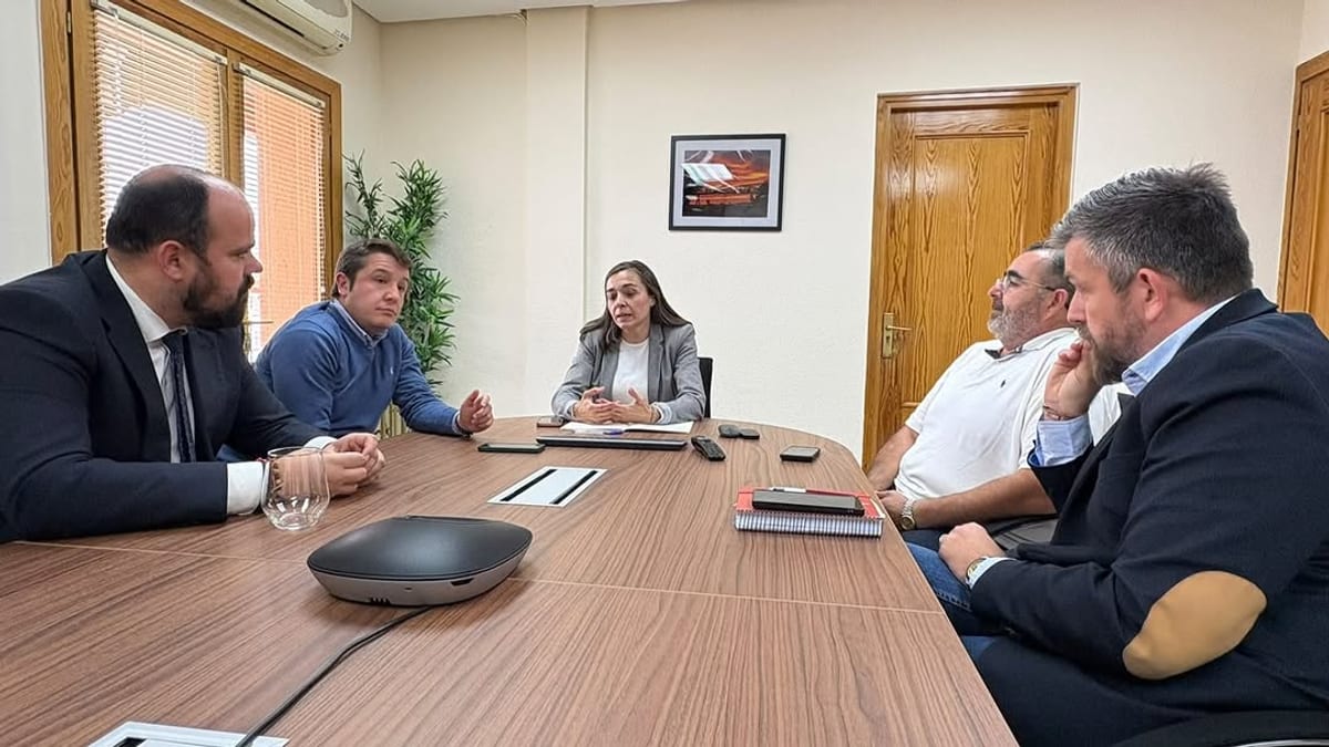 Reunión del alcalde de Aranjuez, Miguel Gómez, con los alcaldes de San Martín de la Vega, Chinchón, Villaconejos y la alcaldesa de Ciempozuelos en sala de conferencias