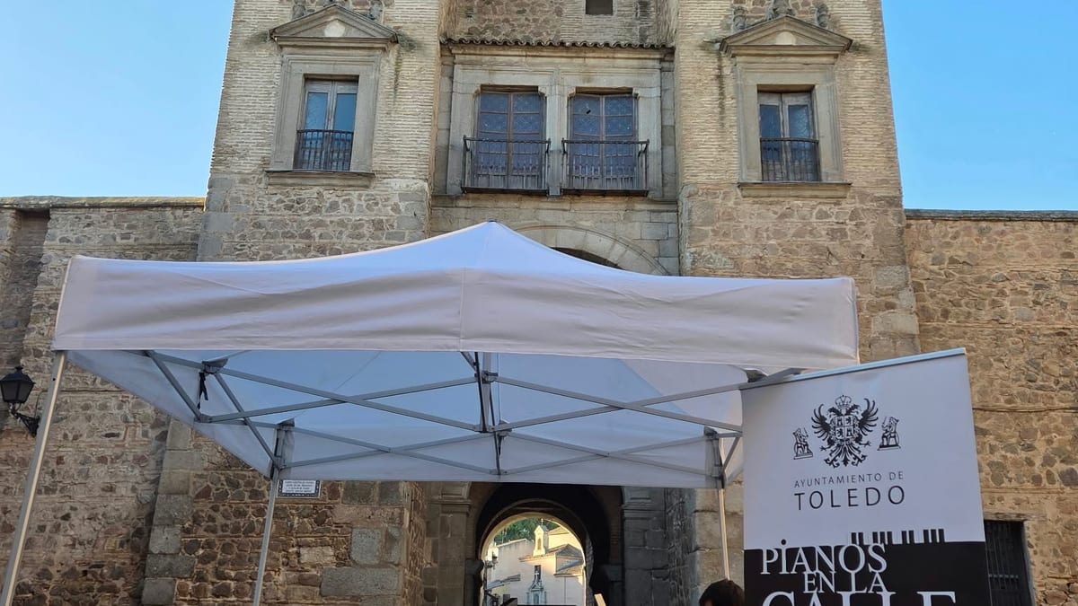 Cartel de la iniciativa Pianos en la calle del Ayuntamiento de Toledo con información de emplazamientos y horarios