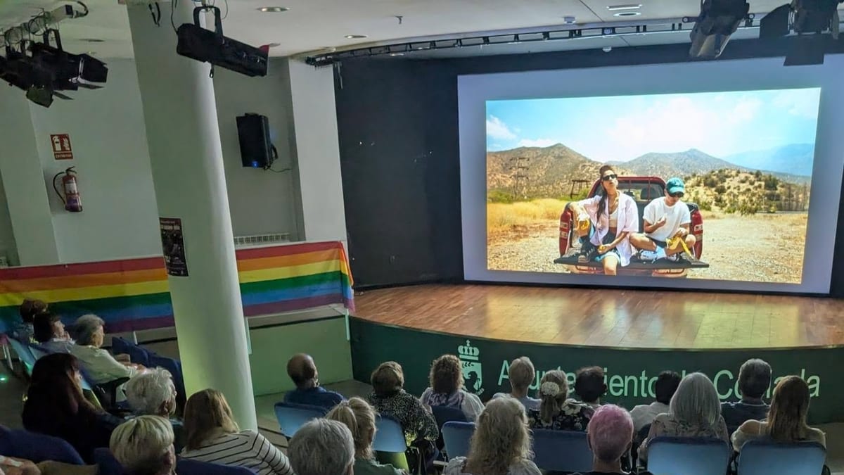 Proyección de cine en Cinema Pride 2026 de Coslada con público en la sala