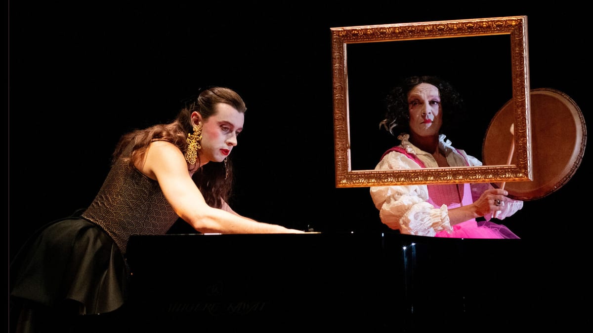 Representación de artes escénicas en escenario, actividad del circuito CIPAEM de la Diputación de Sevilla