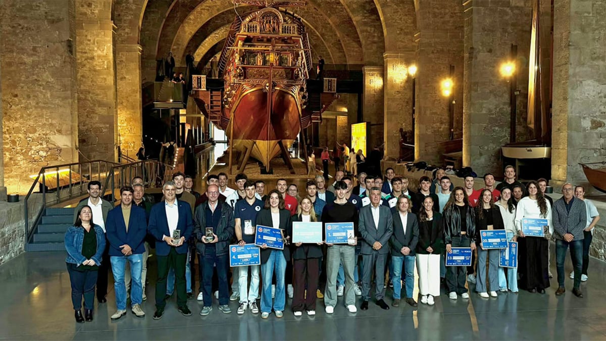 Participantes en la 27ª edición del Circuit Català de Trofeus de Natació posando con certificados en espacio monumental con arcos de piedra