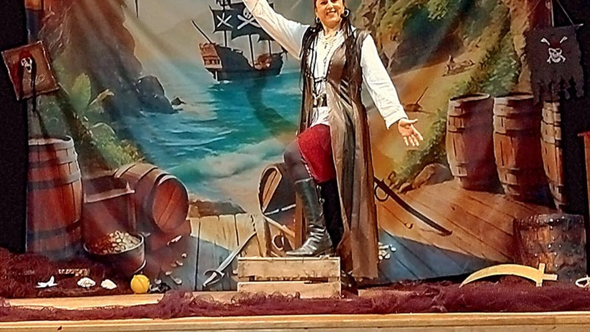 Compañía Kaskabel presentando 'La pirata trotavientos' durante el Circuito Territorio en Cantabria