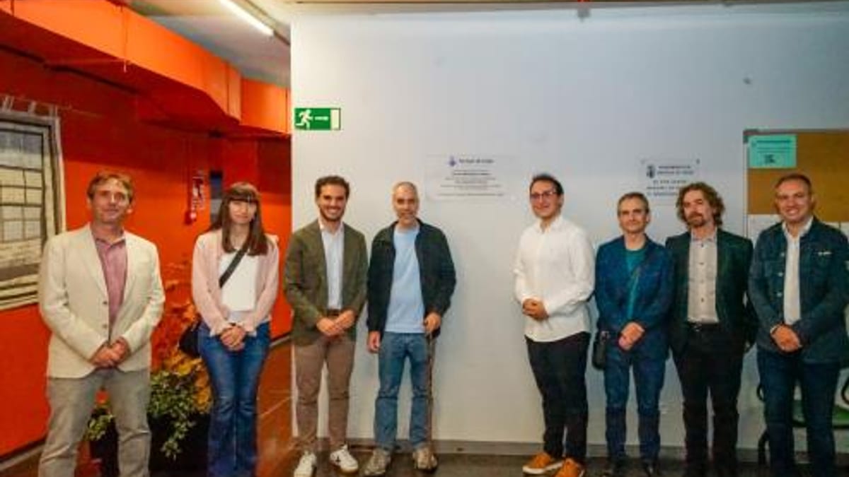 Grupo de personas en el acto de inauguración del Círculo Gauss en Torrejón de Ardoz