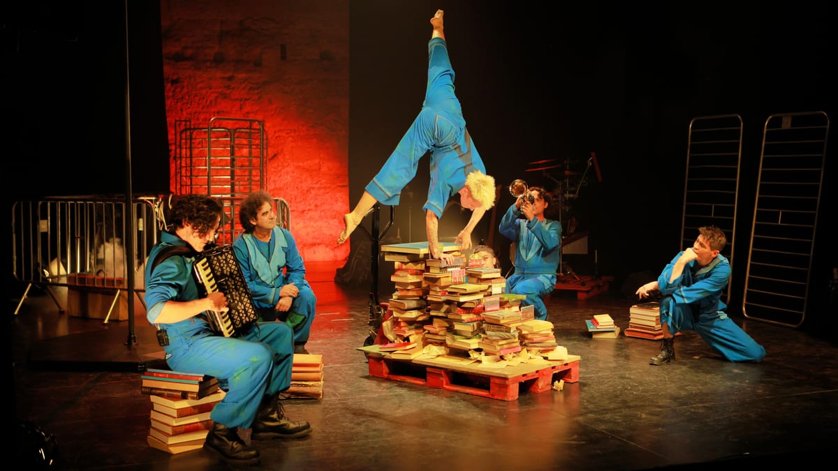 Espectáculo de circo contemporáneo del festival CIRKTOBER en Sevilla con acróbatas y artistas en escena
