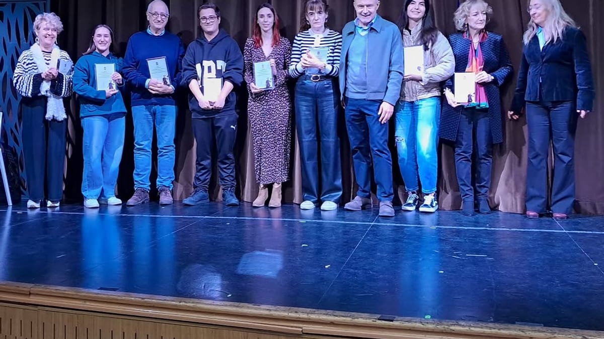 Grupo de personas en el escenario sosteniendo certificados y reconocimientos de la Muestra de Teatro Aficionados de Logroño