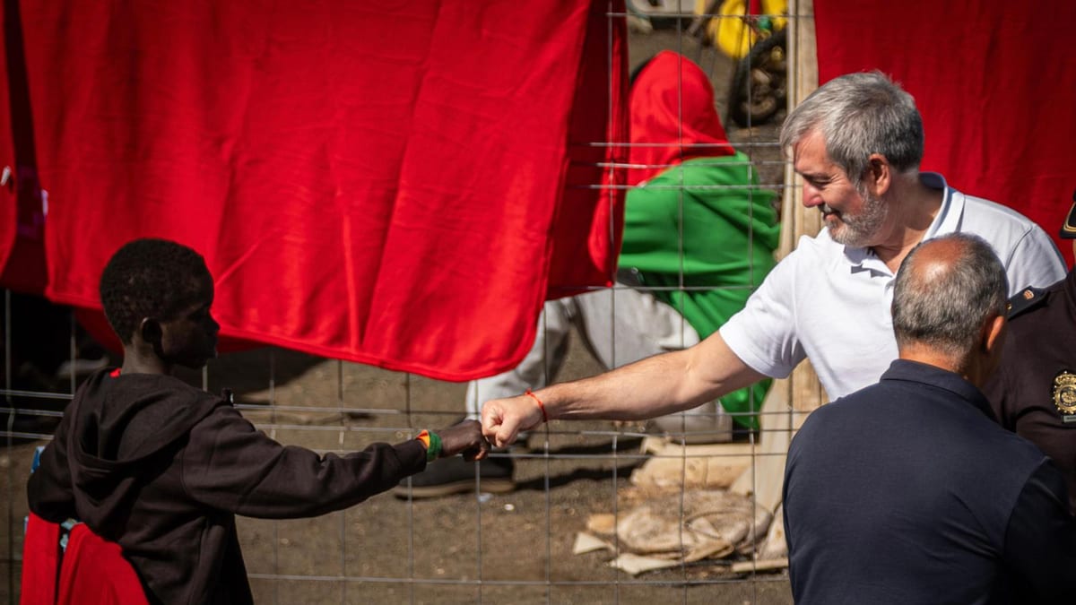El presidente del Gobierno de Canarias en El Hierro durante la visita a los centros de acogida de migrantes