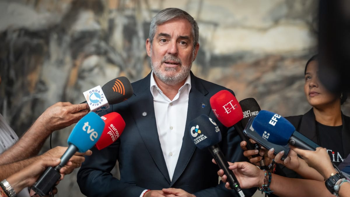 Fernando Clavijo en rueda de prensa rodeado de micrófonos de medios de comunicación