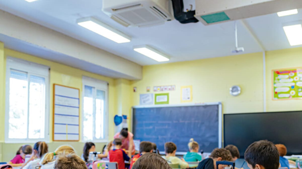 Aula escolar de Rivas Vaciamadrid con estudiantes durante clase