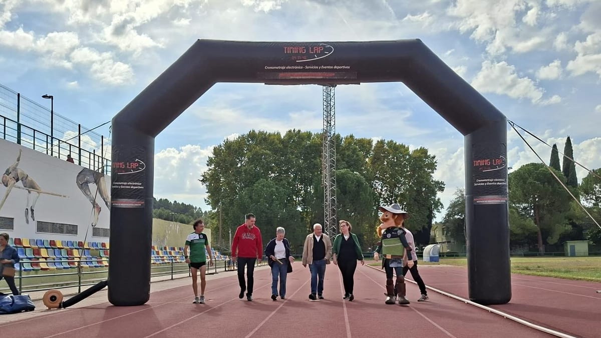 Participantes del Club Atletismo AJA Alcalá en la celebración de su 50 aniversario con 24 horas de atletismo en la Ciudad Deportiva El Val