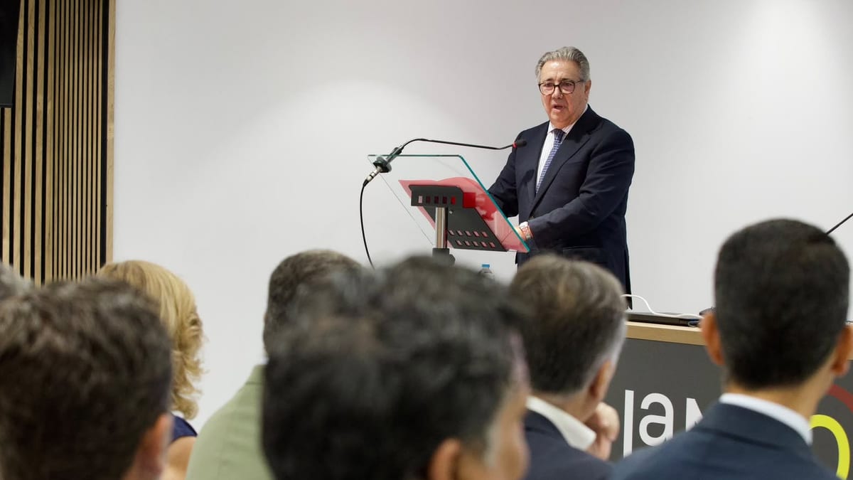 Eurodiputado Juan Ignacio Zoido interviene ante la audiencia en el encuentro del Club Cámara Huelva en La Nao