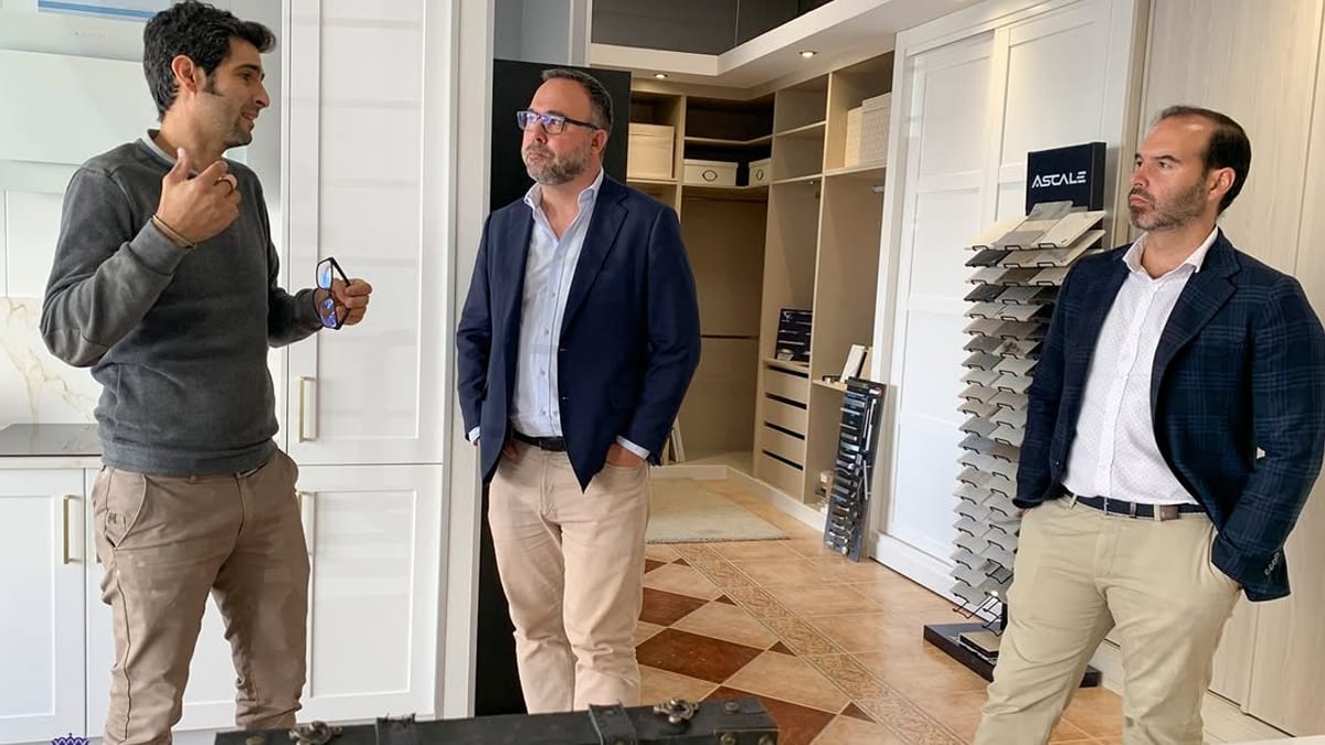 El alcalde Javier Navarro y el concejal Benjamín de Sebastián visitan las instalaciones de Coarmobe, empresa de carpintería especializada en cocinas