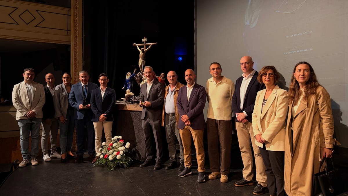 Presentación de la maqueta del nuevo paso procesional 'La Sagrada Lanzada' en el Teatro Latorre de Toro con autoridades de la Diputación de Zamora y miembros de la Cofradía de Jesús Nazareno