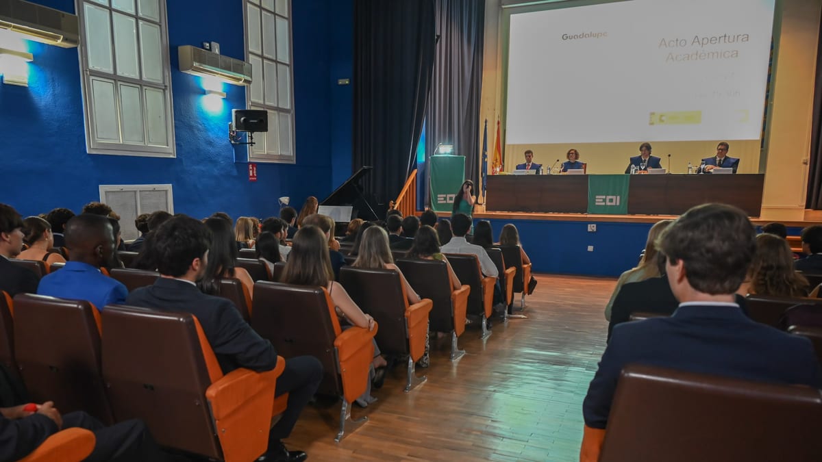 Acto de inauguración del curso académico en el Colegio Mayor Guadalupe con asistentes en el aula
