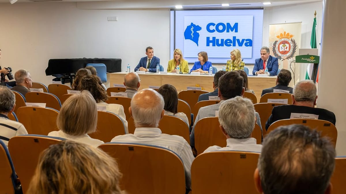 Acto de celebración del 125 aniversario del Colegio de Médicos de Huelva con profesionales de la medicina