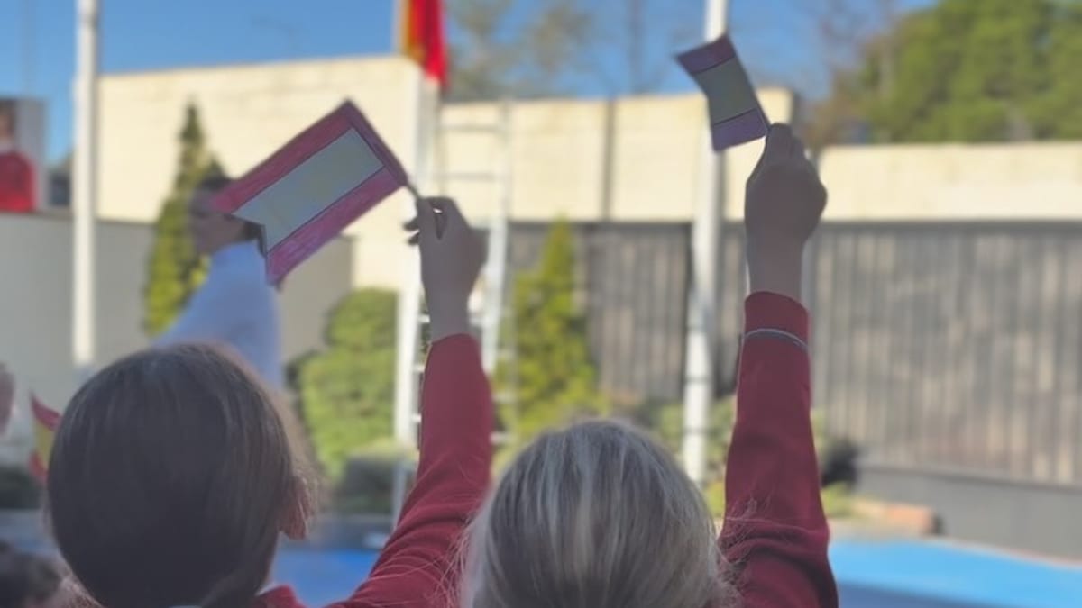 Izado de la Bandera Nacional en el Colegio Peñalar de Torrelodones con la presencia de la alcaldesa y alumnado