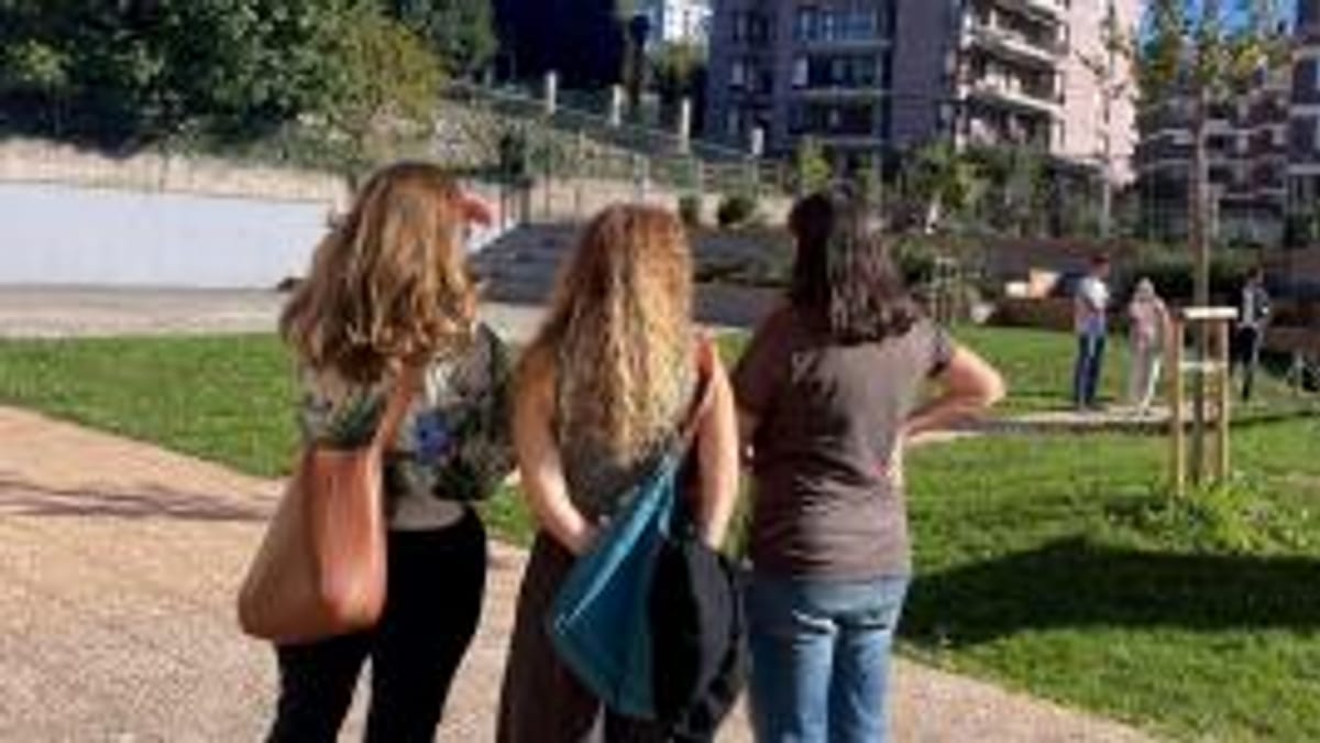 Grupo de alumnos y docentes durante la visita al patio naturalizado del CEIP Gerardo Diego